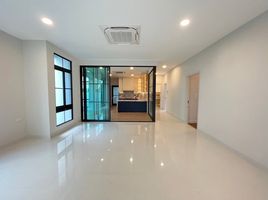 5 Schlafzimmer Haus zu vermieten im Nantawan Rama 9 - New Krungthepkretha, Saphan Sung