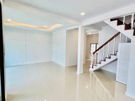 6 Bedroom House for sale at Rung Charoen Village 2, Bang Chak, Phra Khanong, Bangkok