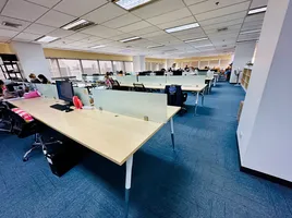 400 m² Office for rent at Serm Mit Tower, Khlong Toei Nuea