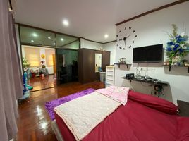 10 Bedroom House for sale in Bangkok, Sala Thammasop, Thawi Watthana, Bangkok