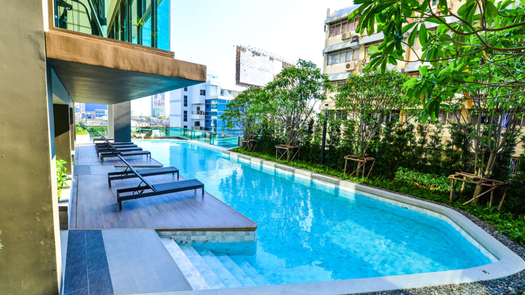 写真 4 of the Communal Pool at Lumpini Suite Dindaeng-Ratchaprarop