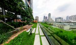 Фото 2 of the Communal Garden Area at The Lofts Silom