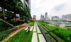 写真 2 of the Communal Garden Area at The Lofts Silom