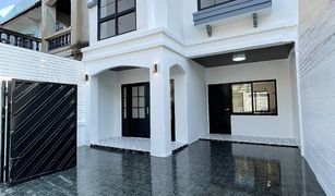 3 Bedrooms Townhouse for sale in Suan Luang, Bangkok Sinchai Villa