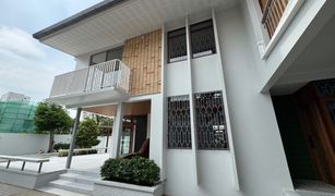 Дом, 4 спальни на продажу в Phra Khanong Nuea, Бангкок 