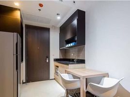 1 спален Кондо в аренду в Edge Sukhumvit 23, Khlong Toei Nuea