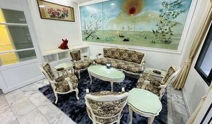 Таунхаус, 3 спальни на продажу в Khlong Toei Nuea, Бангкок Moo Baan Chicha Castle