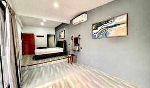 4 Bedrooms Townhouse for sale in Chomphon, Bangkok 
