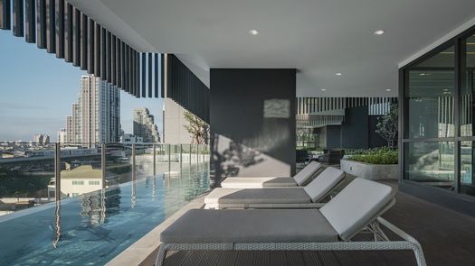 사진들 2 of the Communal Pool at Ideo Sathorn Wongwianyai