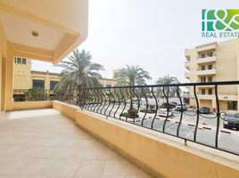 2 बेडरूम अपार्टमेंट for sale at Golf Apartments, Al Hamra Village