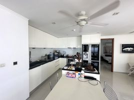 2 спален Кондо на продажу в Andaman Beach Suites, Патонг