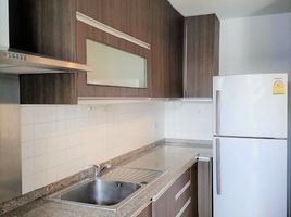 2 спален Кондо в аренду в Avenue 61, Khlong Tan Nuea