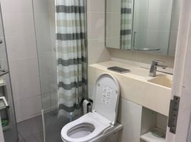 2 спален Кондо на продажу в Siamese Surawong, Si Phraya