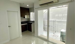 3 Bedrooms Townhouse for sale in Suan Luang, Bangkok Baan Klang Muang Rama 9 Motorway