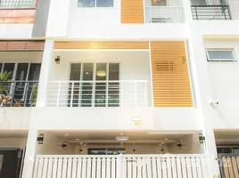 3 Bedroom House for sale in Sam Sen Nok, Huai Khwang, Sam Sen Nok