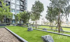 Фото 3 of the Communal Garden Area at Life Asoke