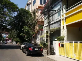 200 SqM Office for rent in Phlapphla, Wang Thong Lang, Phlapphla