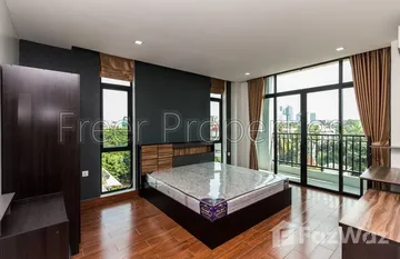 2 BR apartment for rent Tonle Bassac $1200 in Chak Angrae Leu, プノンペン