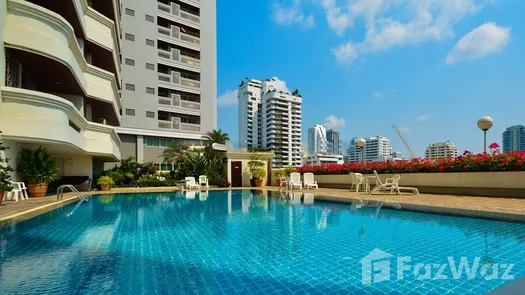 写真 1 of the Communal Pool at Newton Tower