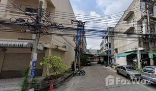 Здания целиком, 2 спальни на продажу в Chom Thong, Бангкок 