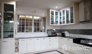 5 Bedrooms Townhouse for sale in Bang Chueak Nang, Bangkok Imumporn 2
