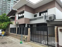 4 chambre Maison de ville à louer à , Khlong Tan Nuea