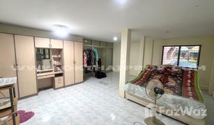 3 Schlafzimmern Reihenhaus zu verkaufen in Bang Rak Noi, Nonthaburi Butsaba Ville