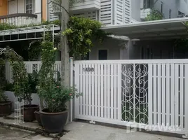 ทาวน์เฮ้าส์ 2 ห้องนอน ให้เช่า ในโครงการ หมู่บ้านไพโรจน์, บางนา, บางนา