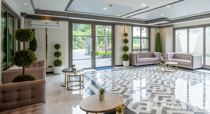 Фото 1 of the Reception / Lobby Area at Arcadia Center Suites