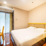 2 Schlafzimmer Appartement zu vermieten im AP Suites Sukhumvit 33, Khlong Tan Nuea