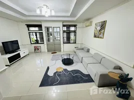 4 chambre Maison de ville à louer à , Khlong Toei Nuea