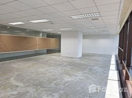 92 m2 Office for rent at Thanapoom Tower, マッカサン