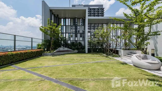 Фото 1 of the Communal Garden Area at Rhythm Sathorn - Narathiwas