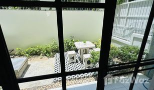 4 Schlafzimmern Reihenhaus zu verkaufen in Khlong Toei Nuea, Bangkok Moo Baan Chicha Castle