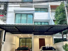 6 Schlafzimmer Reihenhaus zu vermieten in Charoen Krung, Thung Wat Don, Thung Wat Don