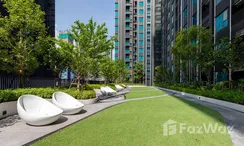 Фото 3 of the Communal Garden Area at Life Asoke Rama 9