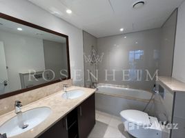 2 спален Квартира на продажу в Boulevard Crescent 1, BLVD Crescent, Downtown Dubai, Дубай