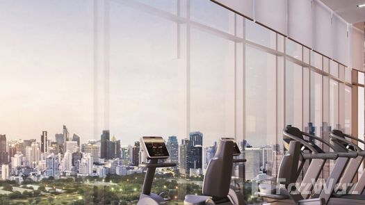 사진들 1 of the Fitnessstudio at The Crown Residences