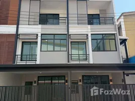 ขายทาวน์เฮ้าส์ 3 ห้องนอน ในโครงการ ซิกเนเจอร์ วัชรพล, ท่าแร้ง