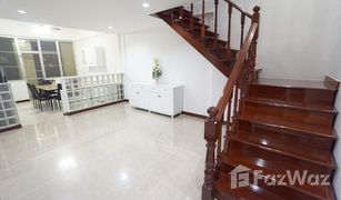 4 Bedrooms Townhouse for sale in Din Daeng, Bangkok 