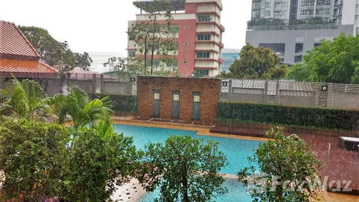 图片 3 of the 游泳池 at Narathorn Place