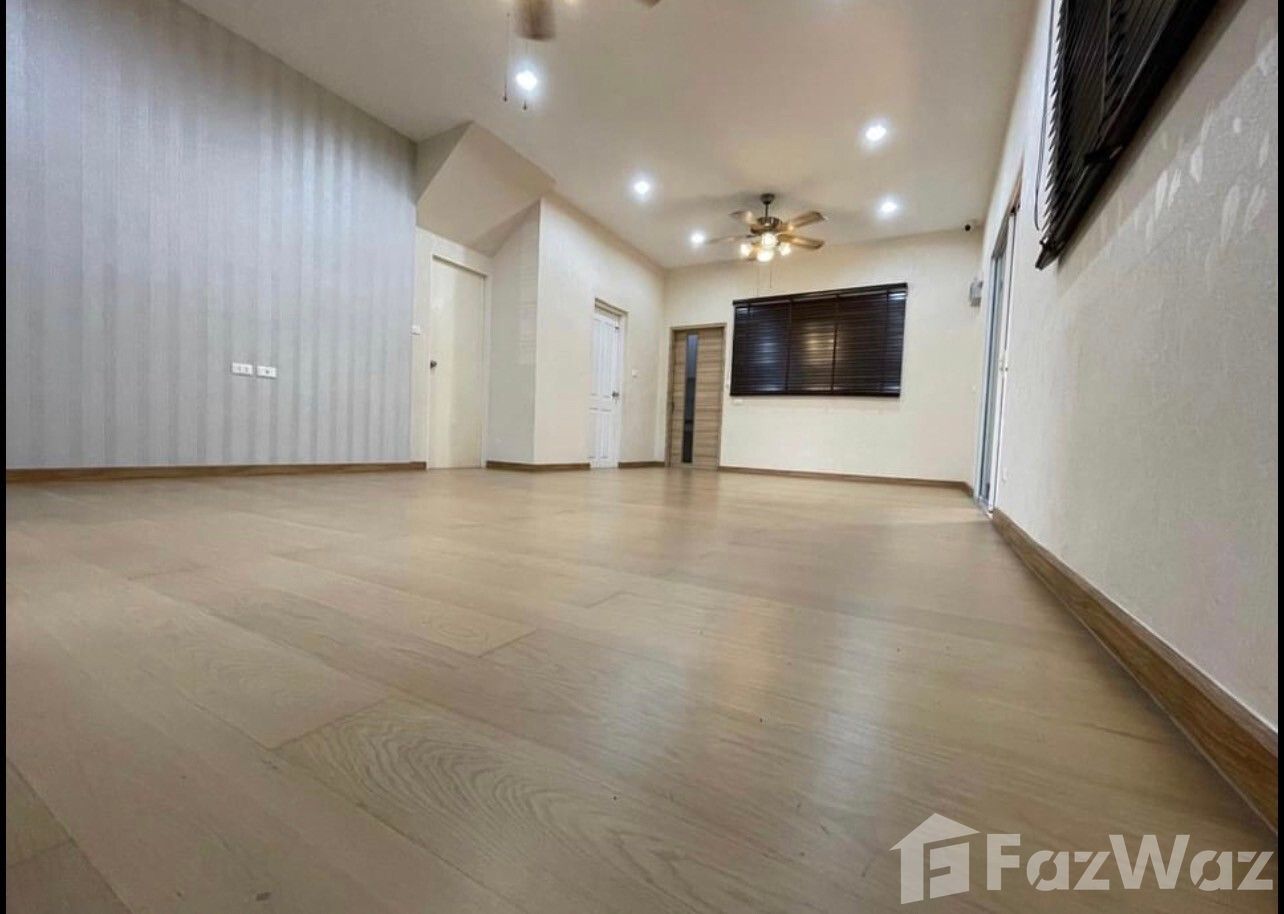 For rent 5 Beds townhouse in Bang Khun Thian, Bangkok