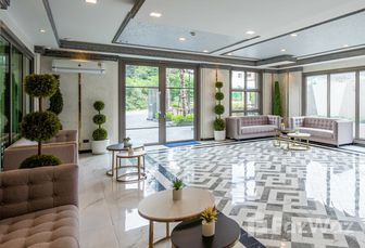 Фото 3 of the Reception / Lobby Area at Arcadia Center Suites