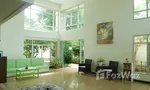 Servicios of Flame Tree Residence