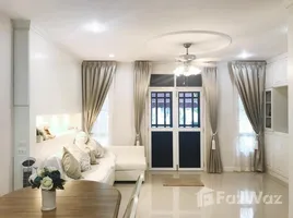 3 Bedroom Townhouse for rent at Leon Sukhumvit 62, Bang Chak