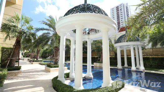 写真 1 of the Communal Pool at Royce Private Residences