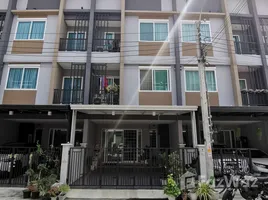 3 спален Таунхаус в аренду в Baan Wiranphat Exclusive, Dokmai, Пращет, Бангкок