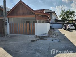4 Bedroom Townhouse for sale at Srithepthai Park Ville, Bang Samak, Bang Pakong