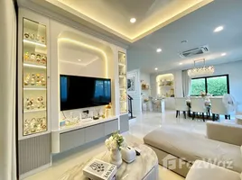 Grand Britania Wongwaen - Ramintra에서 임대할 3 침실 빌라, Sam Wa Tawan Tok, Khlong Sam Wa, 방콕