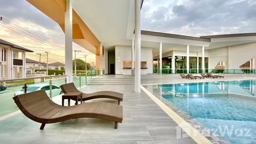 写真 1 of the Communal Pool at The Grand Park Phase 2